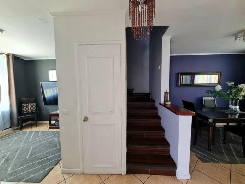 安托法加斯塔Casa en condominio jardines del norte Antofagasta.的一间房间带白色门和楼梯的走廊