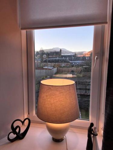 卡伦德Newly refurbished flat - Callander的窗户前的灯,享有美景