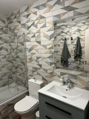 卡瓦内斯Casa Juan的浴室配有白色卫生间和盥洗盆。