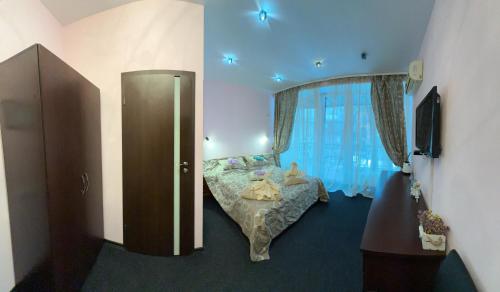 哈尔科夫Kizhi ART Hotel Kharkiv的一间卧室设有一张床和一个大窗户