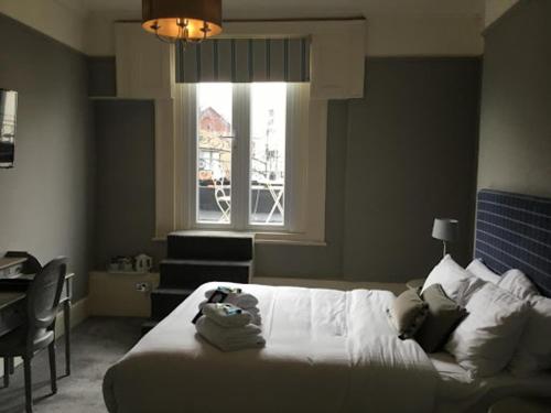 达格纳姆BA TRADERS的卧室配有白色的床和窗户。