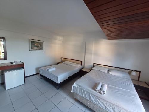 若昂佩索阿Apart-Hotel em Tambaú - Super Central com Vista Mar - Ap.113的酒店客房设有两张床和盥洗盆