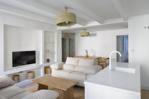 瓜尔达马尔·德尔·塞古拉Luxury Houses La Mar de Bonita的白色的客厅配有沙发和桌子