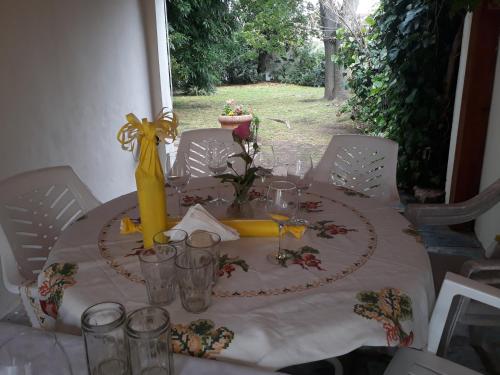 蒙特格兰德Nel's Casa Hostel A 15 minutos de Aeropuerto Ezeiza的一张桌子,上面有白色的桌布和黄色的中心