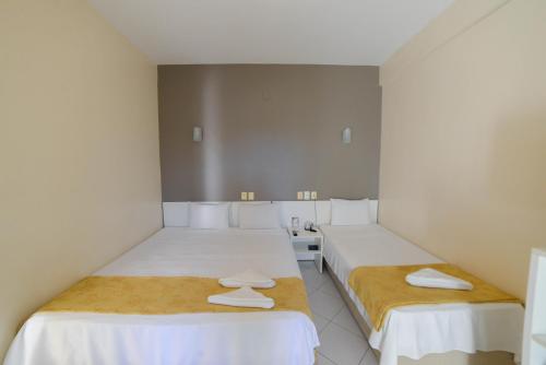 阿拉卡茹三德林普拉亚酒店的小客房内的两张床和毛巾