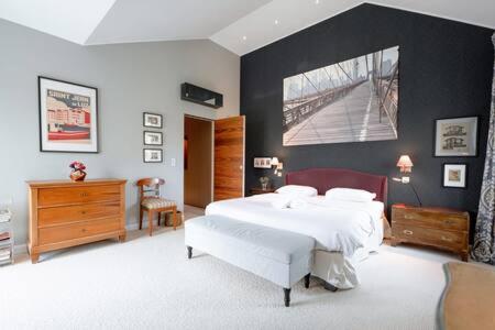 DippachCharming 3BR with Balcony, Yard & Sauna的卧室配有一张白色大床和一张书桌