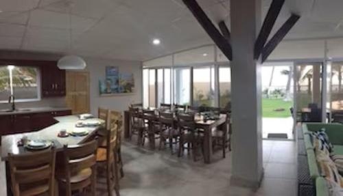 El PorvenirVistabella Beach House - Pool, Beach - 12ppl的厨房以及带桌椅的用餐室。