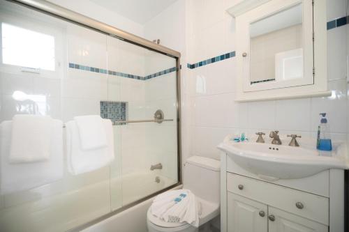 蒙托克The Montauk Soundview的带淋浴和盥洗盆的白色浴室