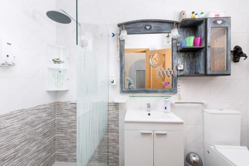 卡勒达德福斯特Bungalow Montecastillo i1的白色的浴室设有水槽和镜子