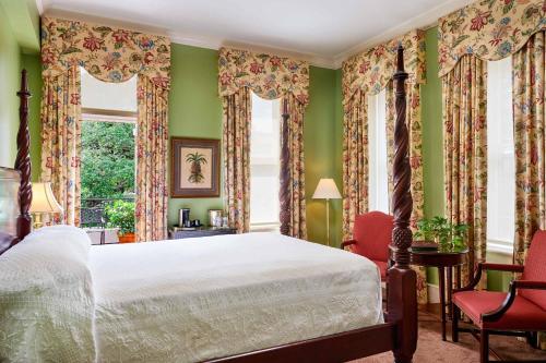 萨凡纳雷诺广场普兰特斯酒店的卧室拥有绿色的墙壁,设有一张床和窗户。
