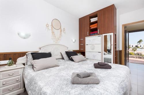 卡勒达德福斯特Bungalow Montecastillo i1的一间卧室配有一张大床和两个枕头