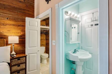 基韦斯特Coral Cove #1 by Brightwild的客房内设有带水槽和卫生间的浴室