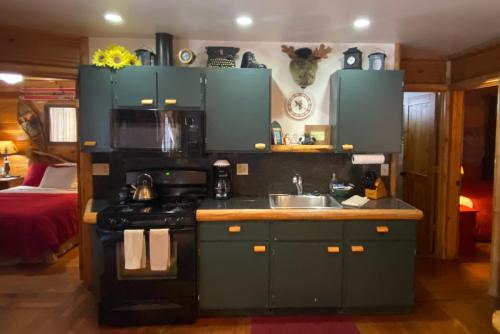 塔霍马Tahoma Meadows的客房内设有带炉灶和水槽的厨房