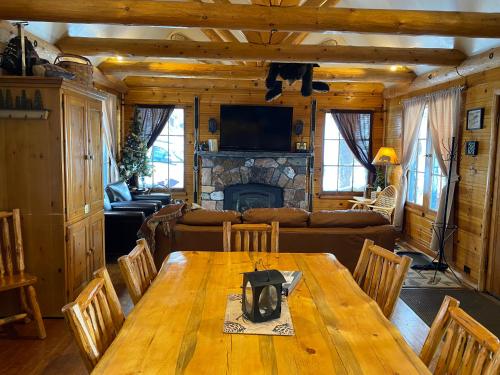 塔霍马Tahoma Meadows的客厅配有木桌和壁炉