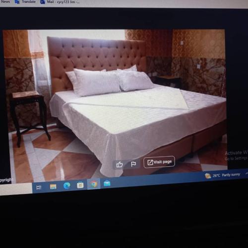 莱基Grand Emperor Museum Hotels and Resorts的电视屏幕和一张位于客房内的床铺