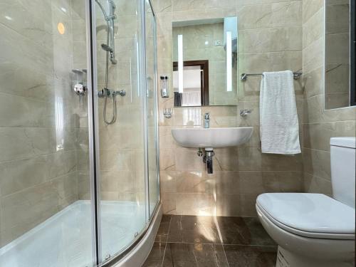 马尔萨什洛克BaySide1 Marsaxlokk Malta的带淋浴、盥洗盆和卫生间的浴室