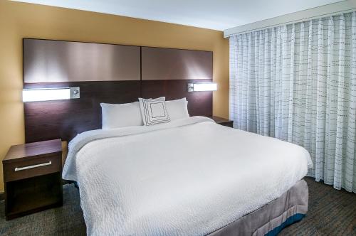 拉皮德城拉皮德城原住客栈的酒店客房设有一张大床和两盏灯。
