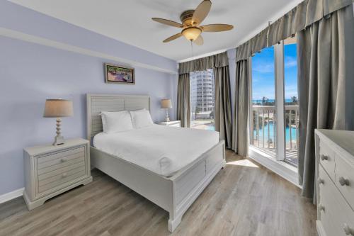 德斯坦St Maarten 402 a Luxury Beachfront 3 Bedroom Condo Elevator Opens Into Unit的白色的卧室设有床和窗户