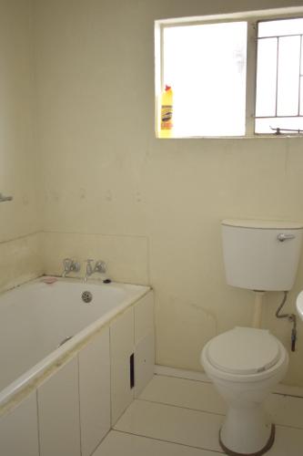 杰米斯顿Apartment in Germiston (Johannesburg)的一间带卫生间、水槽和窗户的浴室