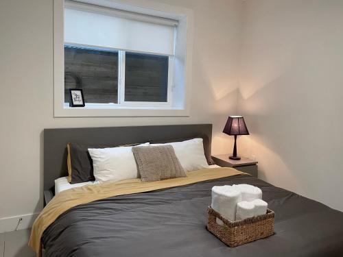 萨里Blissful Stay in Surrey的一间卧室配有一张带窗户的床