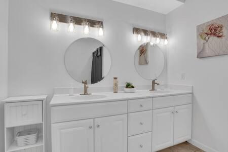 大西洋城Bartram Dream House I - Bartram Beach Retreat的白色的浴室设有2个水槽和2面镜子