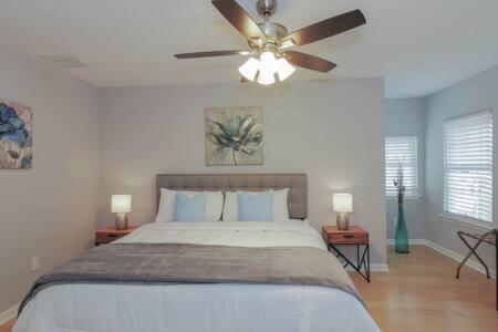 大西洋城Bartram Dream House II - Bartram Beach Retreat的一间卧室配有一张床和吊扇