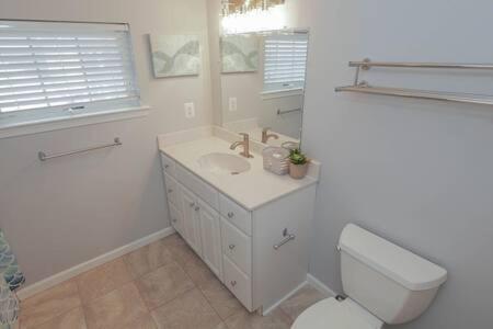 大西洋城Bartram Dream House II - Bartram Beach Retreat的白色的浴室设有卫生间和水槽。