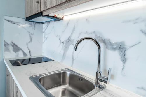 阿拉霍瓦Arachova's Experience M3的厨房配有水槽和台面