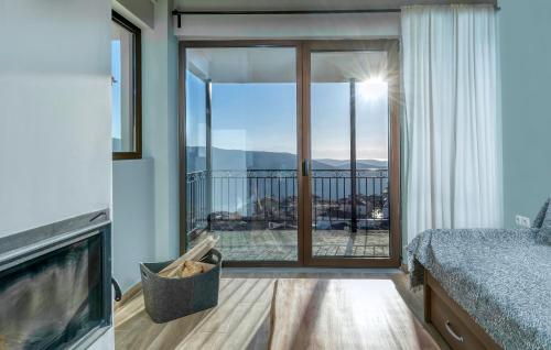 阿拉霍瓦Arachova's Experience M3的一间卧室设有一张床和一个美景阳台