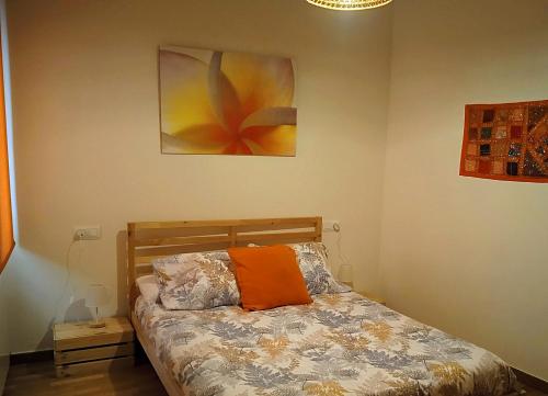 萨莫拉Mirador de las cigüeñas的一间卧室配有一张带橙色枕头的床