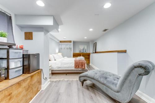 丹佛Cozy Denver Studio with Patio - 1 Mi to Coors Field!的一间配有沙发的卧室和一张位于客房内的床