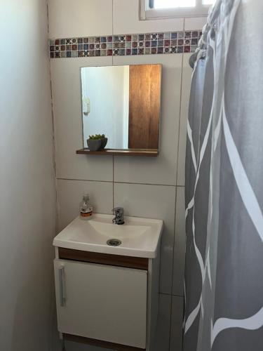 弗赖本托斯María Chusena alojamiento 2的一间带水槽和镜子的浴室