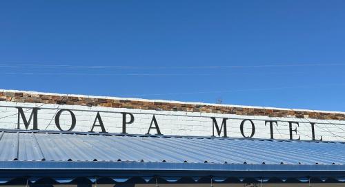 MoapaMoapa Motel的建筑物顶部的标牌上写着字