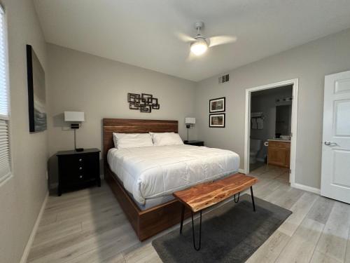梅斯基特Golfer’s Oasis Condominium at Hawk Ridge的一间卧室配有一张床和一张桌子
