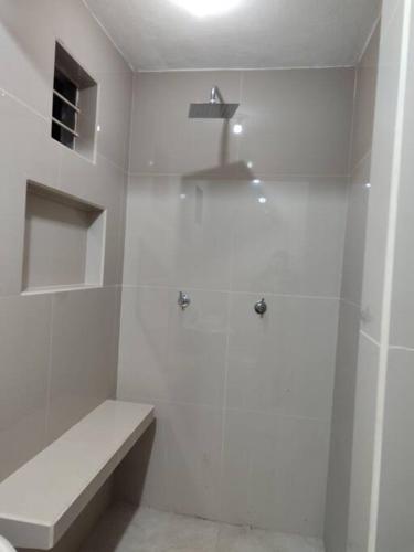 伊达尔戈州波萨里卡Departamento minimalista的带淋浴和卫生间的白色浴室