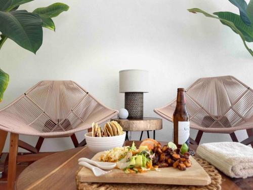 巴拉德纳维达Villa Paraíso Costalegre的一张桌子,上面放着一盘食物和一瓶葡萄酒