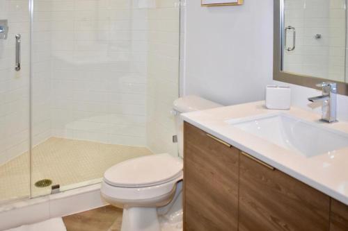 劳德代尔堡Landing Modern Apartment with Amazing Amenities (ID2666X14)的浴室配有卫生间、盥洗盆和淋浴。