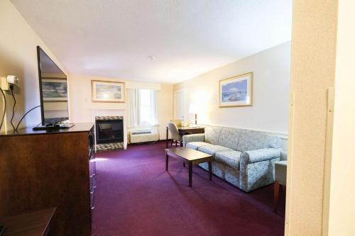 波特兰波特兰炉边套房酒店的客厅配有沙发和桌子