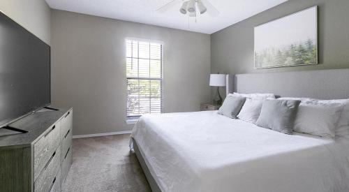 辛辛那提Landing Modern Apartment with Amazing Amenities (ID7025X65)的白色卧室配有床和平面电视