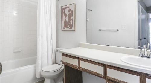 辛辛那提Landing Modern Apartment with Amazing Amenities (ID7025X65)的白色的浴室设有卫生间和水槽。