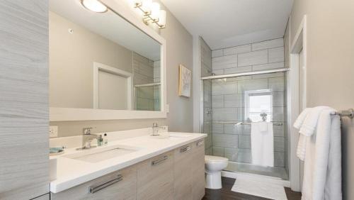 纽波特Landing Modern Apartment with Amazing Amenities (ID8359X76)的一间带水槽、卫生间和淋浴的浴室