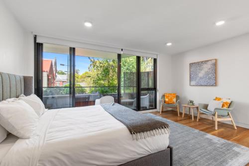 墨尔本Fantastic 3-Bed Home by Melbourne Uni & Zoo的卧室设有白色的床和大窗户