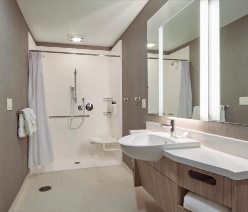 梅德福SpringHill Suites by Marriott Medford Airport的一间带水槽和淋浴的浴室