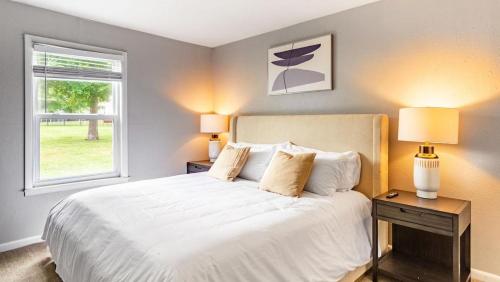 纳什维尔Landing Modern Apartment with Amazing Amenities (ID4935X54)的卧室配有白色床、两盏灯和一扇窗户。
