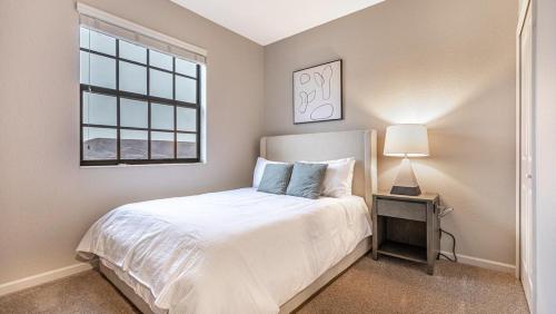 迈尔斯堡Landing Modern Apartment with Amazing Amenities (ID8214X04)的一间卧室设有一张床和一个窗口