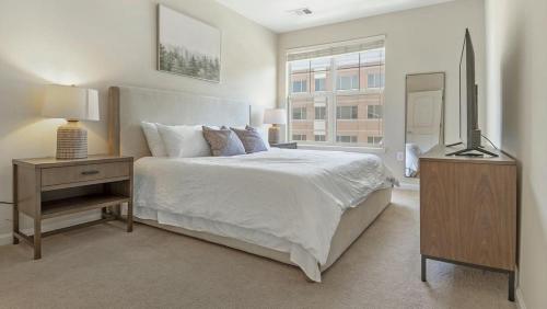 利斯堡Landing Modern Apartment with Amazing Amenities (ID7965X79)的一间白色卧室,配有床和电视