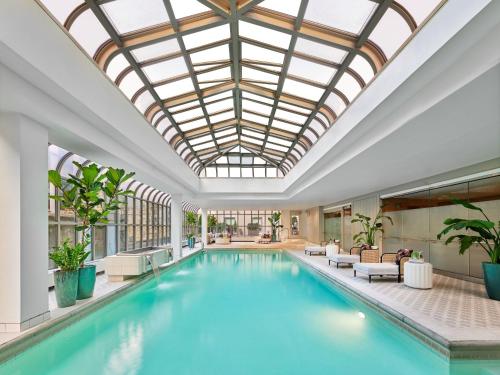 西雅图费尔蒙奥林匹克酒店的一个带天窗的室内游泳池和一个池畔泳池景