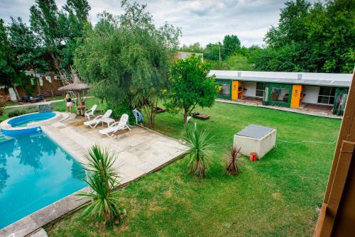 科隆Altavista TERRA的享有带游泳池的房屋的空中景致