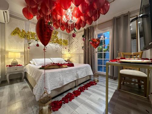 巴耶杜帕尔Hotel Paris的一间房间,床上有红色气球