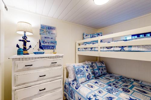 大洋城The Gull's Nest at Isle of Wight的儿童卧室配有一张双层床和一张双层床